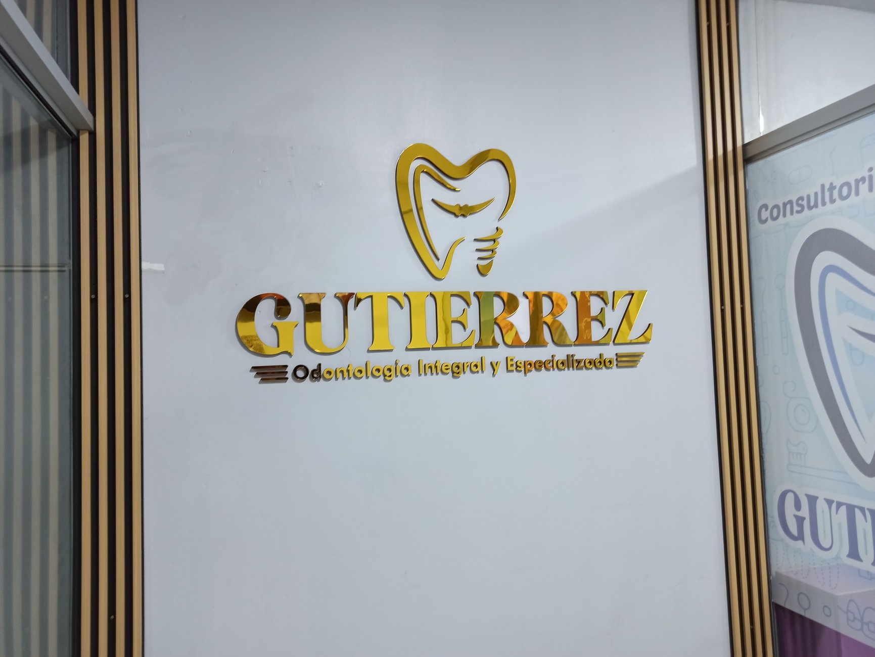 Logotipo corporativo en 3D espejo para pared - Imagen 3