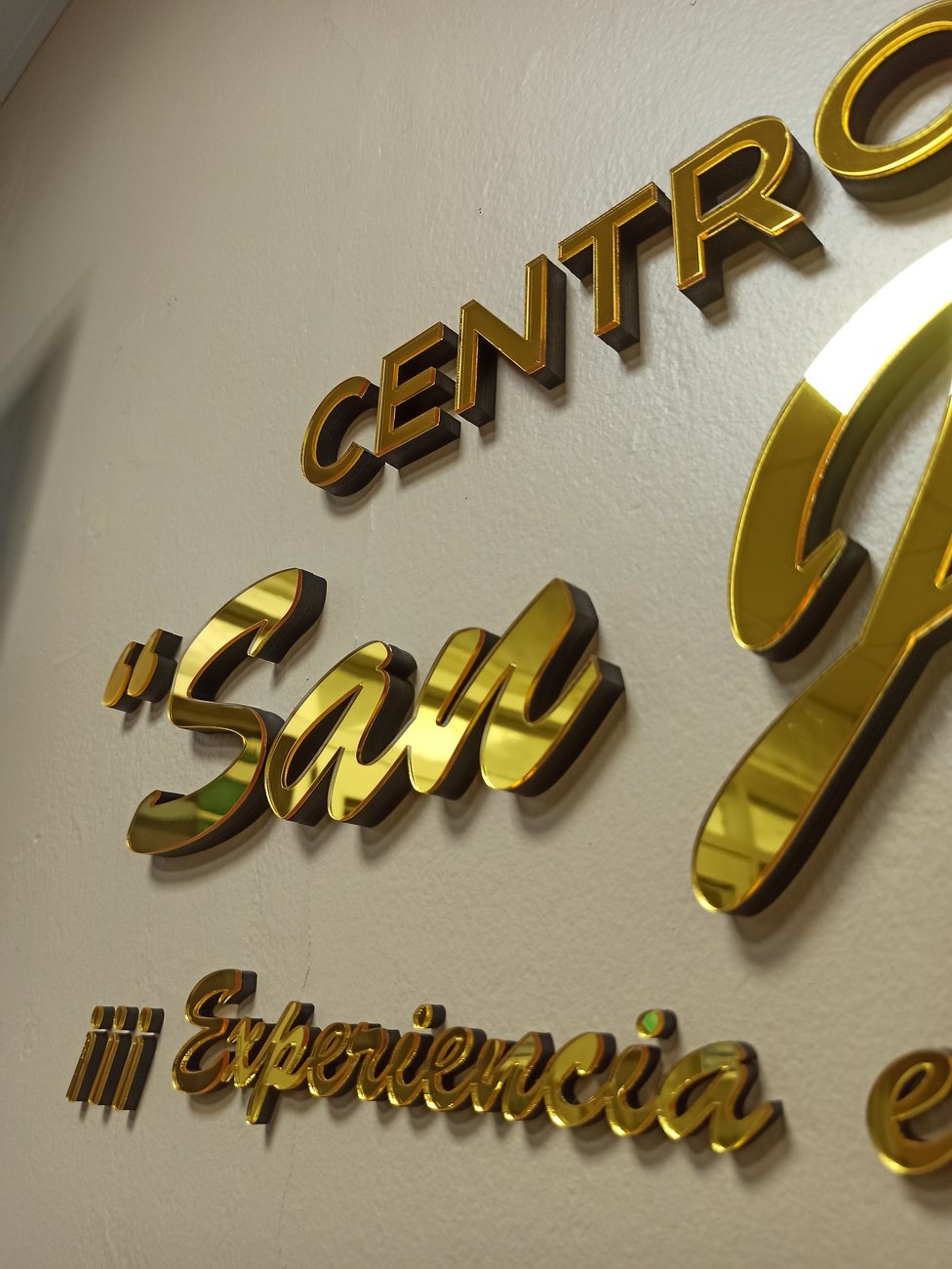 Logotipo corporativo en 3D espejo para pared - Imagen 2